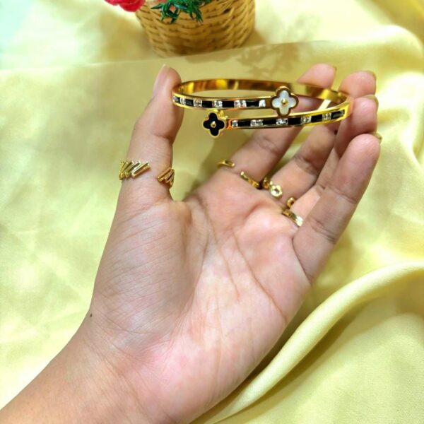 Elegant Gold Plated Clover Design Bracelet – Stylish Ladies Bangle