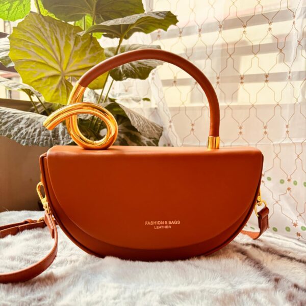 Half moon bag - Color: Brown